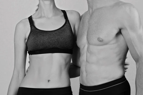 Coppia in forma, uomo muscoloso forte e donna magra. Sport, fitness, allenamento. Amore, stare insieme, relazione — Foto Stock