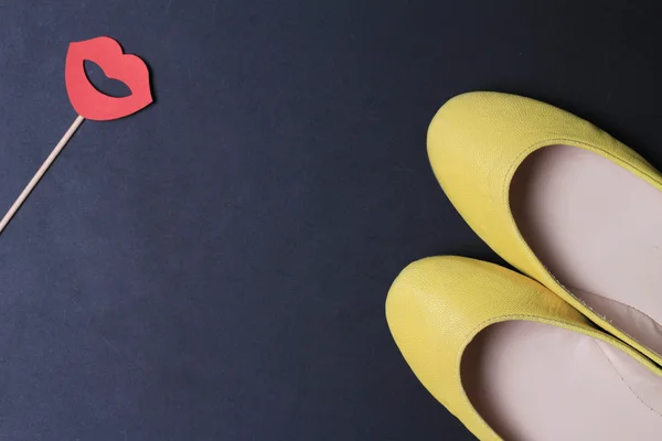 Mujer zapatos planos amarillos sobre fondo negro. Fondo de moda femenina, plano, imagen de espacio de copia — Foto de Stock