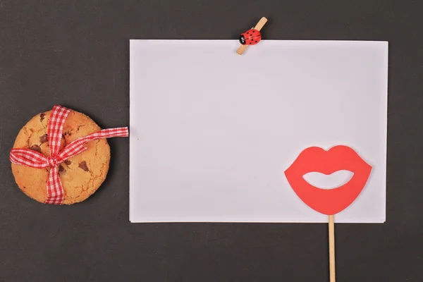 Amor, dia de São Valentim ou fundo de aniversário. Cookies artesanais, papel de mensagem em branco na tabela branca, imagem de espaço de cópia, composição de leigos planos — Fotografia de Stock