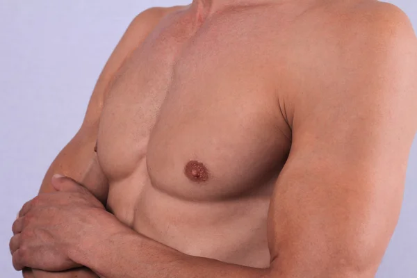 Восковая эпиляция для человека. Привлекательное мужское тело, мышечное туловище, удаление груди и подмышечных волос вблизи . — стоковое фото