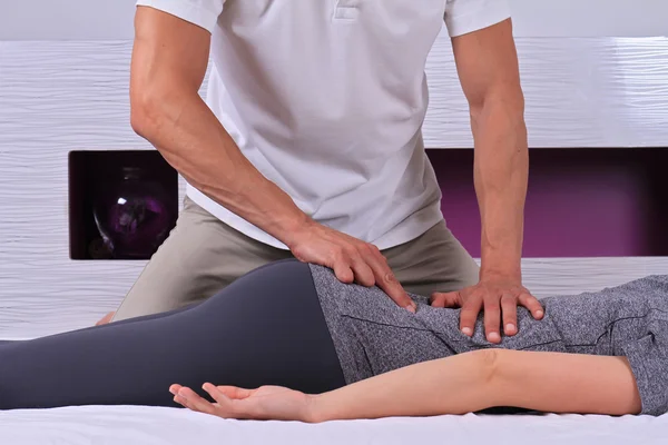 Chiropractic, osteopati, manuel terapi. Terapist kadının sırtına iyileştirici tedavi yapıyor. Alternatif Tıp, fizik tedavi, ağrı Rölyef kavramı — Stok fotoğraf