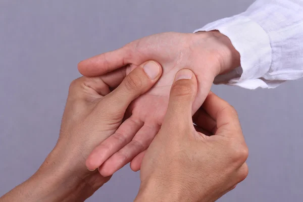 Acupresión. Terapeuta haciendo tratamiento de curación en la mano de la mujer. Medicina alternativa, concepto de alivio del dolor — Foto de Stock