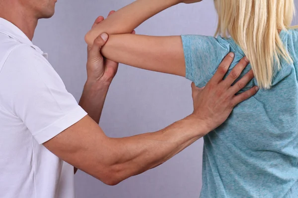 Quiropráctica, osteopatía, terapia manual. Terapeuta haciendo tratamiento curativo en la espalda de la mujer. Medicina alternativa, fisioterapia, concepto de alivio del dolor —  Fotos de Stock