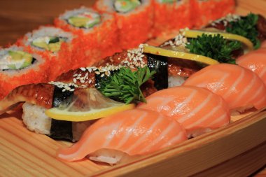 Farklı suşi türleri suşi kümesi. Japon mutfağı, Restoran.