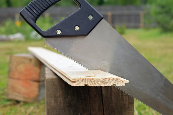 Landtechnik, manuelles Sägen von Holzplanken — Stockfoto