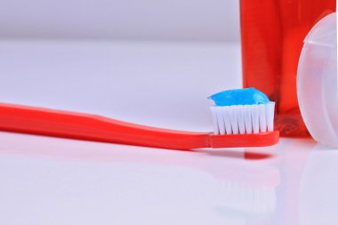 Ağız hijyeni: diş fırçası mountwash ve beyaz arka plan üzerinde diş ipi ile