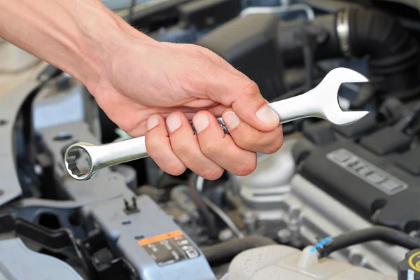 Bil service koncept, mekanisk Hand hålla Spanner Tool, man kontrollera skick bilmotor. — Stockfoto