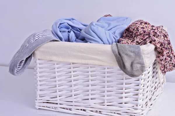 Panier à linge débordant. Concept de corvée domestique — Photo