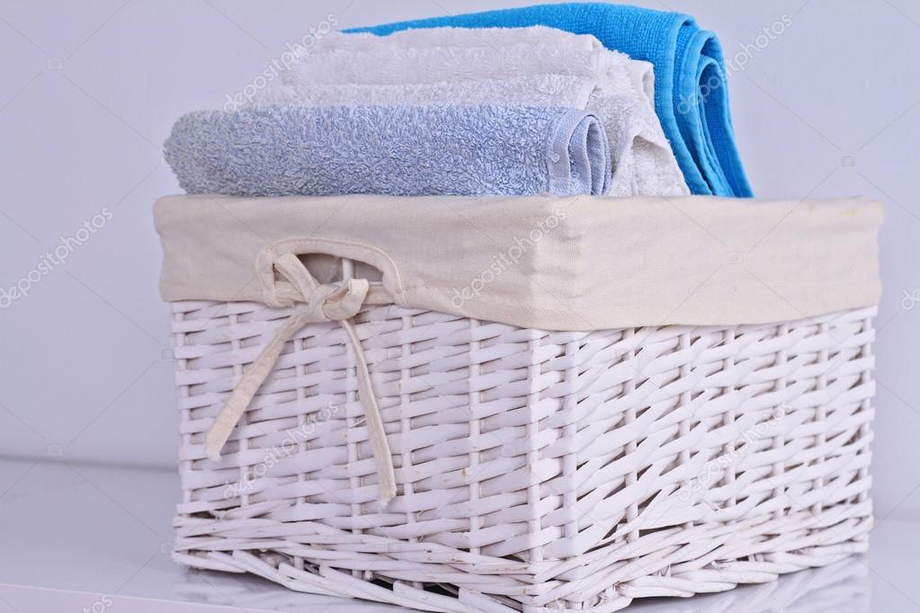 Lavandería limpia. Toallas de baño suaves de diferentes colores en