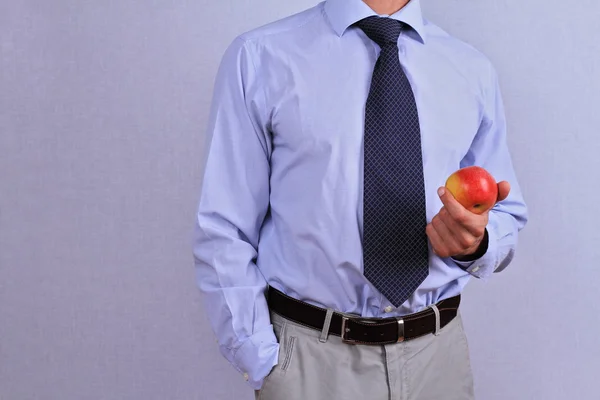 Geschäftsmann hält Apfel aus nächster Nähe. Konzept der gesunden Ernährung — Stockfoto