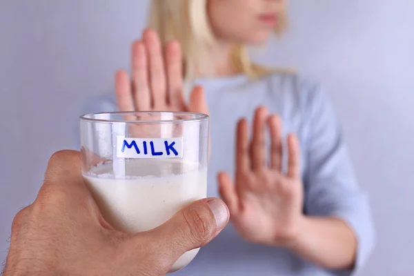 Intolérance au lactose. Lait Femme intolérante refuse de boire du lait — Photo