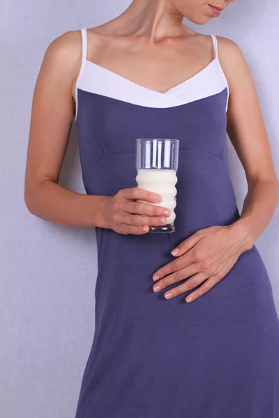 Laticínios Mulher intolerante com dor de estômago segurando um copo de leite. Conceito de intolerância à lactose . — Fotografia de Stock