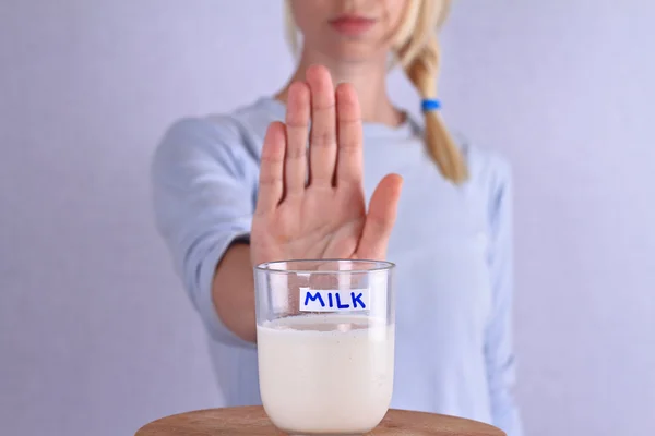 Intolerancia a la lactosa. Lácteos Mujer intolerante se niega a beber leche —  Fotos de Stock