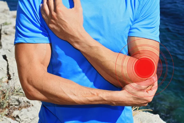 Hombre con dolor en el codo. Lesiones deportivas —  Fotos de Stock