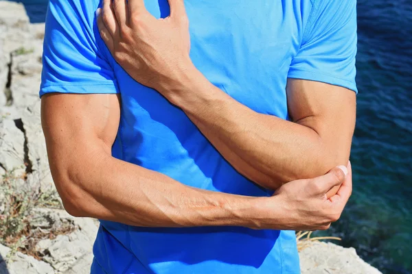 Mann mit Schmerzen im Ellbogen. Sportverletzung — Stockfoto