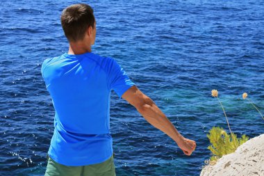 Güçlü kas adam egzersiz açık havada sonra germe. Aktif yaşam tarzı kavramı