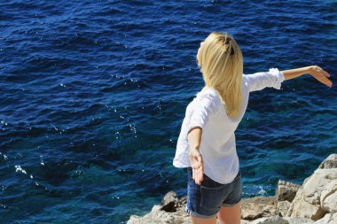 Özgürlük kavramı. Yaz tatili deniz kıyısında mutlu kadının