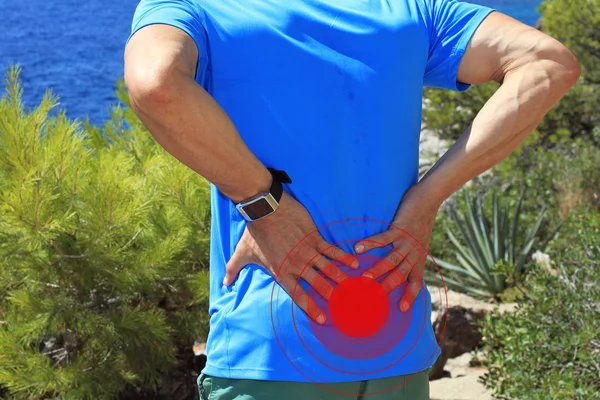 Hombre con dolor de espalda. Lesiones deportivas — Foto de Stock