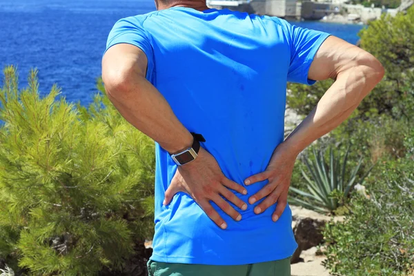 Hombre con dolor de espalda. Lesiones deportivas —  Fotos de Stock