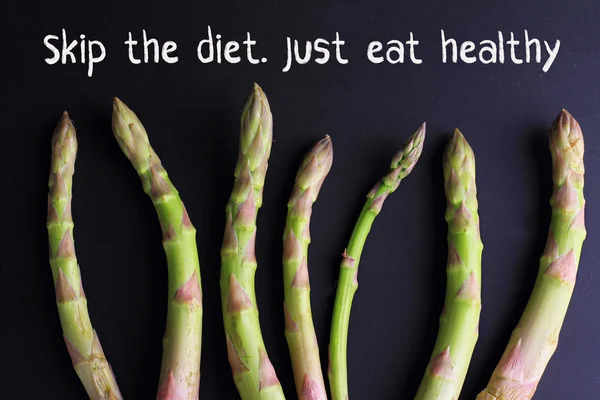 Вдохновляя цитатой, просто питайтесь здоровой пищей. Концепция здорового образа жизни . — стоковое фото