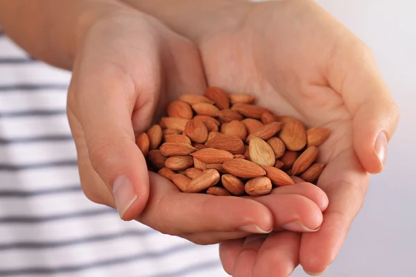 Vitamina b 17. Conceito de prevenção do cancro, medicina alternativa. Mulher segurando Apricot Kernels / sementes de perto — Fotografia de Stock