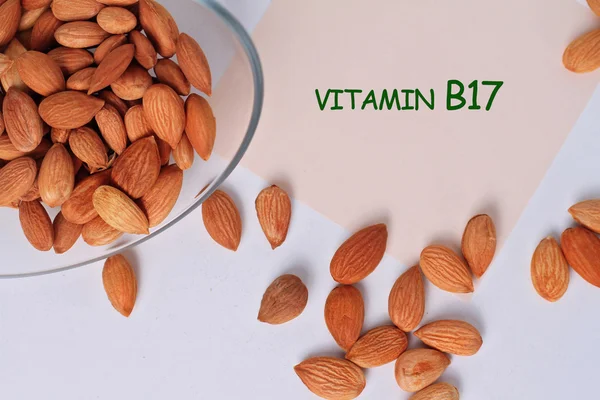 Kayısı tohum amd boş kağıt üzerinde ahşap arka plan, kopya alanı. Vitamin b 17. Kanser önleme kavramı, alternatif tıp. — Stok fotoğraf