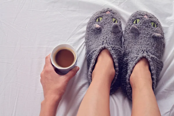 Žena nosí příjemné teplé vlněné ponožky blízko nahoru. Koncept teplo. Zimní oblečení. — Stock fotografie
