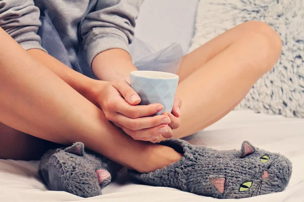 Жінка в затишних теплих вовняних шкарпетках крупним планом. Концепція тепла. Зимовий одяг . — стокове фото