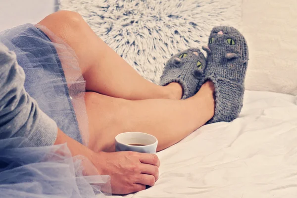Жінка в затишних теплих вовняних шкарпетках крупним планом на ногах. Концепція тепла . — стокове фото