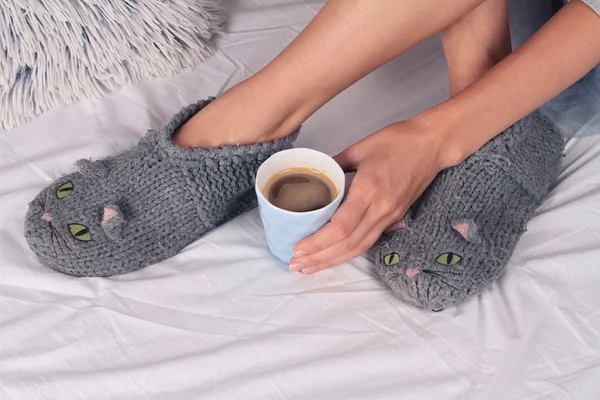 Vrouw dragen van gezellige warme wollen sokken dicht omhoog op voeten. Warmte concept. — Stockfoto