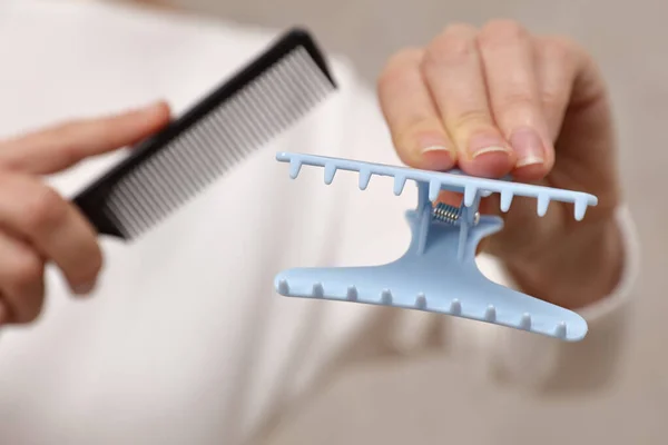 Kobieta Fryzjer Gospodarstwa Zapięcie Ans Grzebień Przygotowanie Dać Fryzurę Zbliżenie — Zdjęcie stockowe