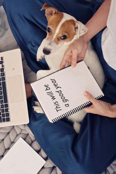 Gemütlich Gestylte Frau Schreibt New Goals New Year Konzept Achtsamkeitskonzept — Stockfoto