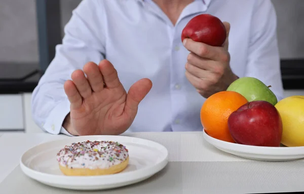 Homem Recusa Comer Doces Junk Food Escolher Frutas Para Sobremesa — Fotografia de Stock