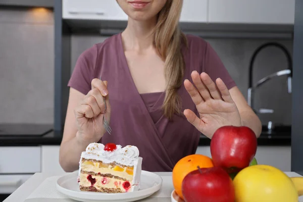 Mujer Eligiendo Comer Pastel Lugar Frutas Adicción Azúcar Concepto Estilo —  Fotos de Stock