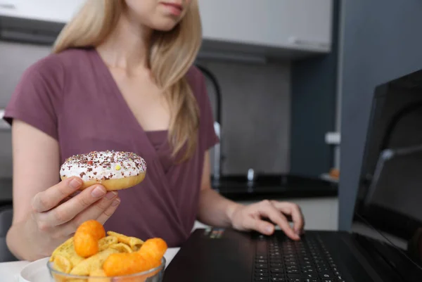 Woman Working Computer Eating Fast Food Snacks Unhealthy Lifestyle — Stock Photo, Image