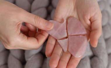 Kırık Gua Sha Pembe Kuvars taşı. Deri ve Vücut Bakımı Hataları konsepti