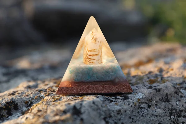 Orgone Piramide Met Berg Kristal Punt Chakra Balancing Orgone Energy Rechtenvrije Stockfoto's