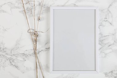 Marbel arka planında boş resim çerçevesi. Minimalist stil ev dekorasyonu. Basit ve zarif bir tasarım. Boşluk resmini kopyala.