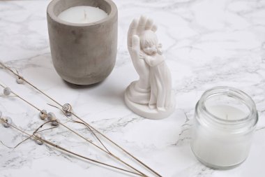 Minimalist stil ev dekorasyonu. Modern Basit ve Zarif detaylar. Mumlar ve kurumuş çiçekler.