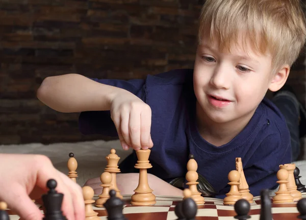 Child playing chess — Stock Photo, Image