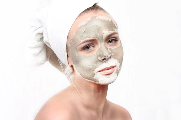 Mujer aplicando mascarilla facial de arcilla — Foto de Stock