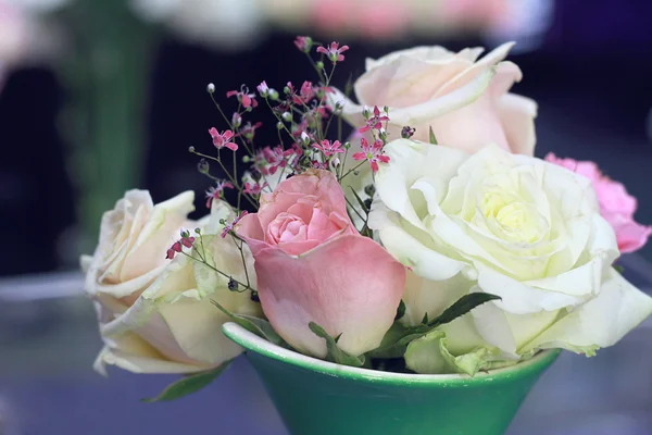 Buquê de rosas em vaso vintage — Fotografia de Stock