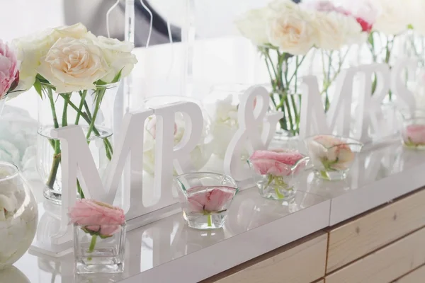 Mr and mrs wedding table decorations — Stock Photo, Image