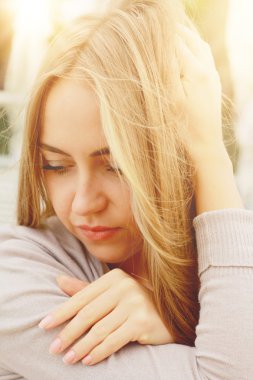 Genç kadınlar açık havada dikey. Yumuşak krem renkleri.