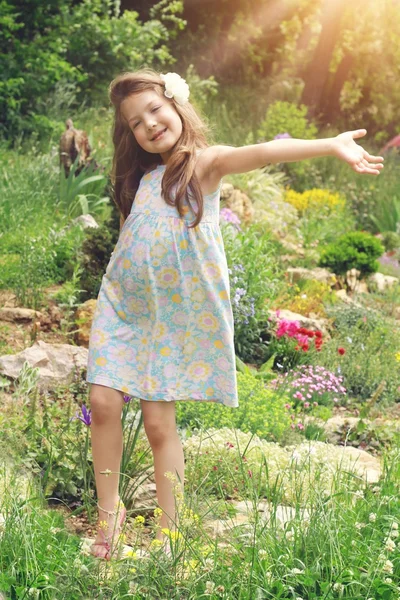 Venkovní portrét roztomilá holčička — Stock fotografie