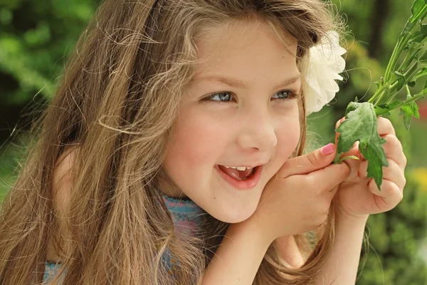Letní portrét roztomilá holčička — Stock fotografie