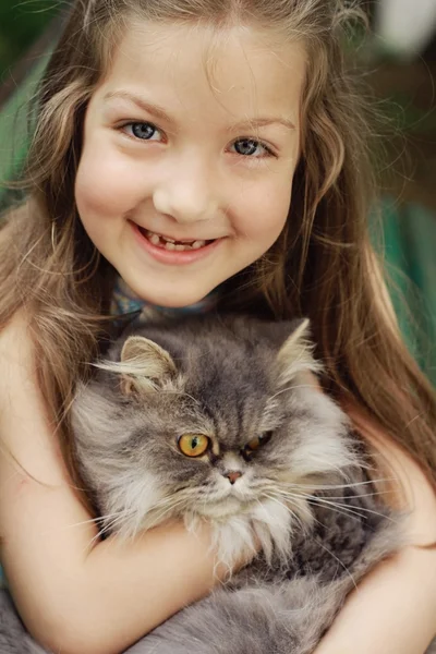 Linda niña y su gato — Foto de Stock