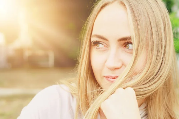 Les jeunes femmes en plein air portrait. Couleurs crémeuses douces . — Photo