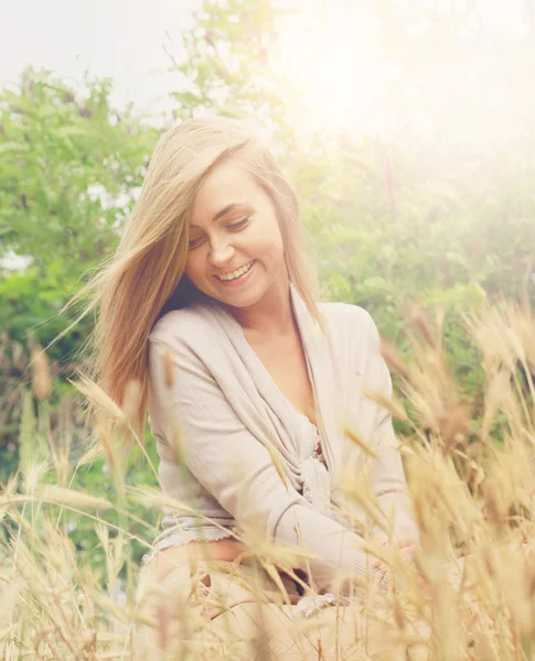 Młoda piękna kobieta na pole. Miękkie kolory kremowy — Zdjęcie stockowe