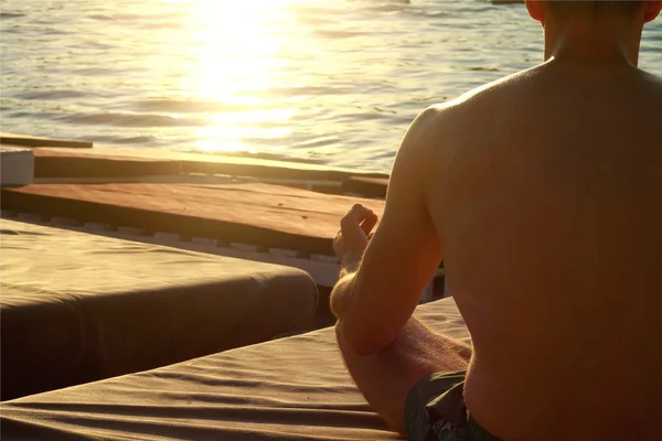 Człowiek medytacji na plaży — Zdjęcie stockowe